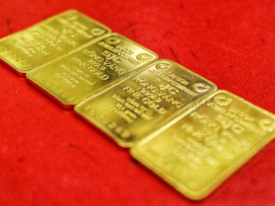 Giá vàng hôm nay ngày 24/3: Vàng SJC "đứng nhìn" vàng nhẫn tiếp tục giảm