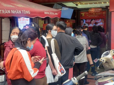 Giá vàng tăng, người dân xếp hàng xuyên trưa mua bán