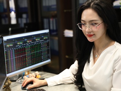 Sắc đỏ ngập tràn, VN-Index vẫn vượt mốc 1.830 điểm
