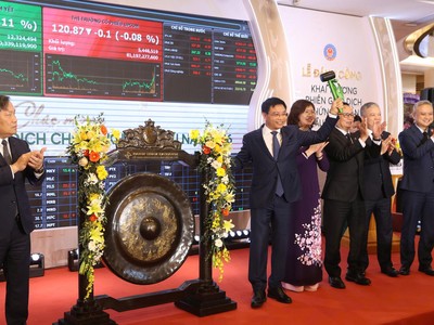 Bộ trưởng Nguyễn Văn Thắng đánh cồng khai trương phiên giao dịch chứng khoán đầu năm 2026