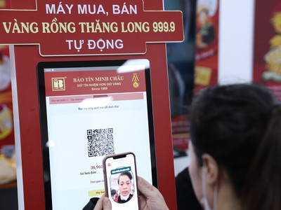 Mua vàng bằng máy "ATM" trước ngày Vía Thần tài