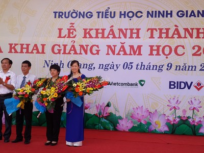 Manulife Việt Nam tài trợ thiết bị giáo dục tại Trường tiểu học Ninh Giang