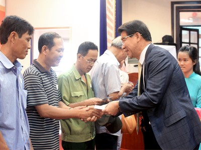 Hanwha Life Việt Nam trao tặng hơn 6.897 thẻ bảo hiểm y tế cho người nghèo