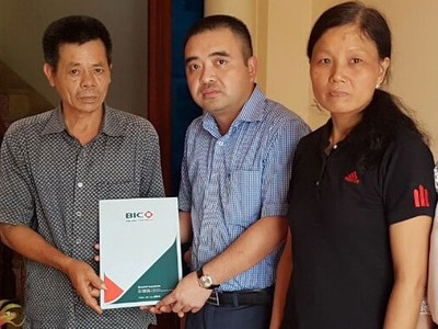 Đại diện BIC đến tham hỏi và trao tặng trao 10 triệu đồng hỗ trợ cho gia đình em Nguyễn Thị Ngân