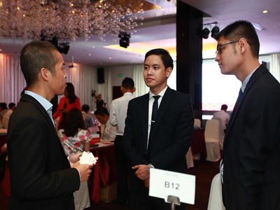 Các doanh nghiệp trao đổi với nhau bên lề Diễn đàn M&A 2016 - Ảnh: Lê Toàn