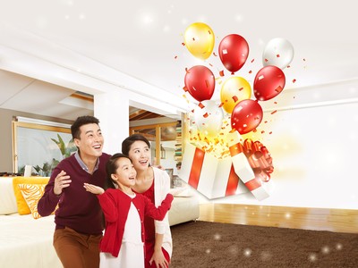 Prudential Việt Nam tặng quà cho khách mua bảo hiểm qua ngân hàng