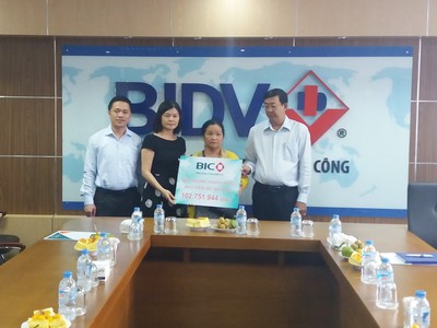 Đại BIC và BIDV Vĩnh Long trao triền bồi thường bảo hiểm cho gia đình khách hàng