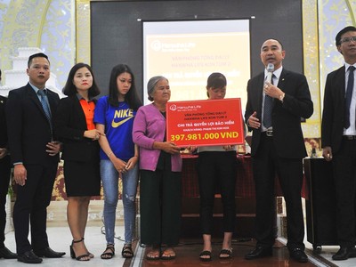 Tổng đại lý Kon Tum 2 của Hanwha Life Việt Nam chi trả quyền lợi bảo hiểm cho khách