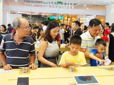 Huawei chính thức khai trương cửa hàng trải nghiệm đầu tiên tại Hà Nội
