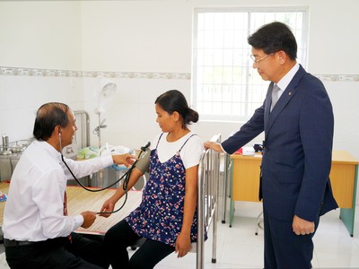 Hanwha Life Việt Nam trao tặng trung tâm y tế cho tỉnh Trà Vinh