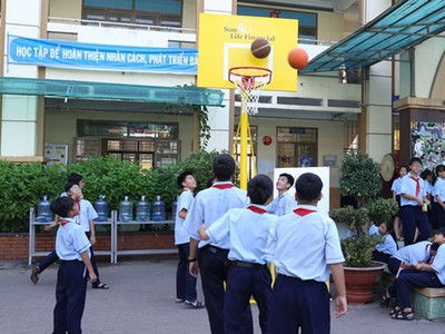 Sun Life Việt Nam lắp đặt trụ bóng rổ tạo sân chơi cho các em học sinh