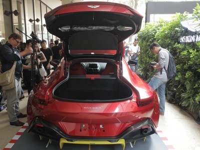 Aston Martin ra mắt hai dòng xe DB11 và New Vantage tại Việt Nam