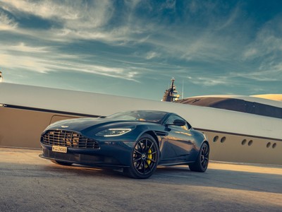 Aston Martin bắt đầu nhận đơn đặt hàng cho dòng siêu xe thể thao DB11 AMR tại Việt Nam
