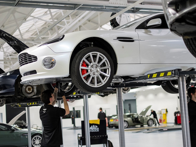 Aston Martin cử chuyên gia toàn cầu kiểm tra xe cho khách hàng Việt Nam