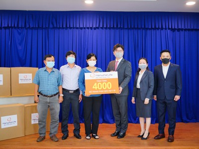 Ông Im Dong Jun, tân Tổng giám đốc kiêm Chủ tịch Hội đồng Thành Viên Hanwha Life Việt Nam cùng thành viên ban lãnh đạo công ty trao tài trợ 4.000 bộ trang phục bảo hộ y tế cho đại diện Sở Y Tế TP.HCM.  