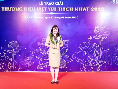 Chú thích hình:
Phó Tổng Giám đốc Chubb Life Việt Nam – Bà Dương Thúy Hồng nhận giải thưởng từ Ban Tổ chức
