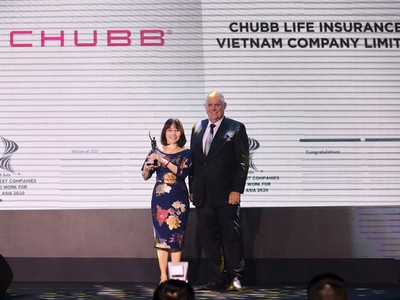 Bà Mai Thị Thanh Vân, Phó tổng giám đốc Chubb Life Việt Nam nhận giải thưởng từ Ban Tổ chức