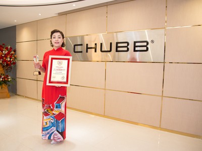 Bà Nguyễn Kim Cúc - Phó chủ tịch Miền, Ban Ðiều hành Kinh doanh cấp cao Chubb Life Việt Nam nhận Giải “Top 10 Doanh nghiệp Bảo hiểm Nhân thọ uy tín năm 2020”.