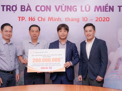 Hanwha Life Việt Nam trao tặng 200 triệu cứu trợ bà con vùng lũ miền Trung