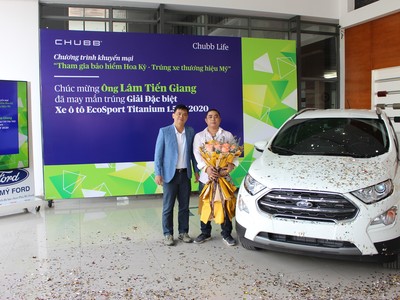 Phó Tổng giám đốc Chubb Life Việt Nam - Ông Bùi Thanh Hiệp (bên trái) đã chúc mừng và trao Giải đặc biệt đến khách hàng Lâm Tiến Giang.