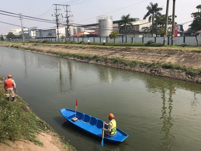 Hoạt động dọn rác lòng kênh chung Trạm bơm Như Quỳnh (Văn Lâm, Hưng Yên) được La Vie thực hiện hằng ngày trong nhiều năm qua.
