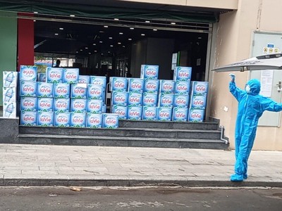 La Vie hỗ trợ nước uống đến Bệnh viện dã chiến số 5 Thuận Kiều Plaza