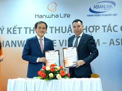 Ông Đào Duy Ninh, Phó tổng giám đốc Phát triển Chiến lược và Kênh phân phối của Hanwha Life Việt Nam và ông Trần Sỹ Khuê, Chủ tịch Hội đồng quản trị - Tổng giám đốc Công ty cổ phần ASIANLINK thỏa thuận ký kết hợp tác