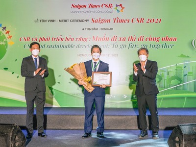 Ông Bùi Quang Nam - Phó tổng giám đốc Kinh doanh Hanwha Life Việt Nam nhận chứng nhận Doanh nghiệp có nhiều đóng góp cho cộng đồng tại Saigon Times CSR 2021