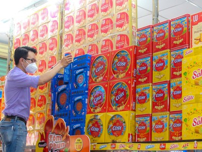 Mondelez Kinh Đô triển khai chiến dịch “Tết hy vọng” hỗ trợ các cửa hàng kinh doanh sản phẩm Tết