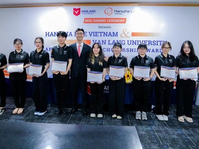 Hanwha Life Việt Nam trao tặng 200 triệu đồng học bổng cho sinh viên trường Đại học Văn Lang TP.HCM