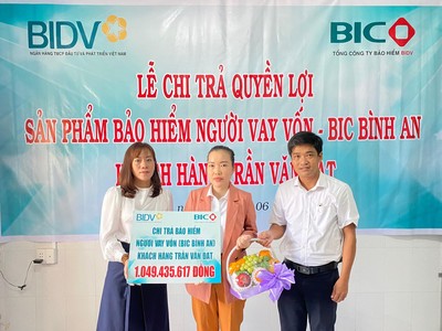 BIC trao hơn 1 tỷ đồng quyền lợi bảo hiểm cho khách hàng vay vốn tại Bến Tre