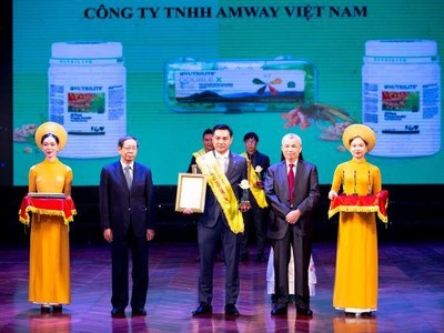 TS. Nguyễn Bá Thủy - Nguyên thứ trưởng Bộ Y tế và PGS.TS Trần Đáng - Chủ tịch Hiệp hội Thực phẩm chức năng Việt Nam (VAFF) trao cúp vàng và chứng nhận cho Ông Nguyễn Phương Sơn – Giám đốc Đối ngoại Amway Việt Nam