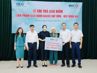 BIC trao gần 900 triệu đồng quyền lợi bảo hiểm cho khách hàng vay vốn tại Quảng Trị