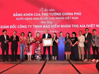 Tổng giám đốc AIA Việt Nam nhận Bằng khen của Thủ tướng Chính phủ 