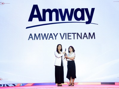 Bà Phan Nguyên Nhật Thảo - Giám đốc Nhân sự Amway tiểu vùng Việt Nam - Indonesia – Philippines tại lễ trao giải