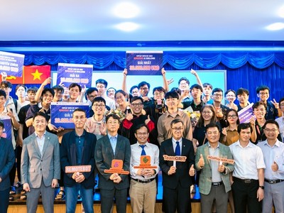 Hanwha Life Việt Nam đồng hành cuộc thi điều khiển Robot CoPlay with UIT 2023