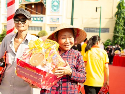 Coca-Cola trao tặng 2.450 phần quà với tổng giá trị hơn 1,4 tỷ cho người dân và hộ gia đình khó khăn