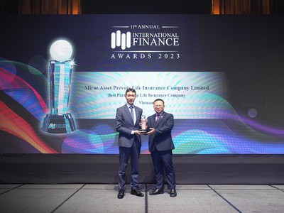 Mr. Ko Young Wan (trái) - Chủ tịch kiêm Tổng giám đốc MAP Life trong lễ trao giải