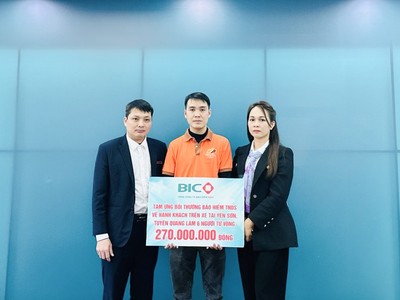 BIC trao tạm ứng bồi thường cho đại diện chủ xe khách để đền bù cho gia đình các nạn nhân