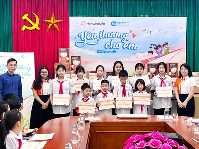 Những phần quà tặng, học bổng mang hân hoan đến với các bạn nhỏ tại Làng trẻ em SOS Hà Nội