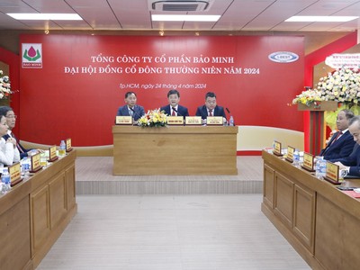 Đoàn Chủ tọa được điều hành bởi ông Đinh Việt Tùng – Chủ tịch Hội đồng Quản trị (ngồi giữa)