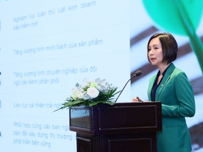 Bà Tina Nguyễn, Tổng giám đốc Manulife Việt Nam phát biểu tại Hội thảo