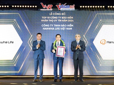 Đại diện Hanwha Life Việt Nam nhận cúp và chứng nhận tại lễ công bố