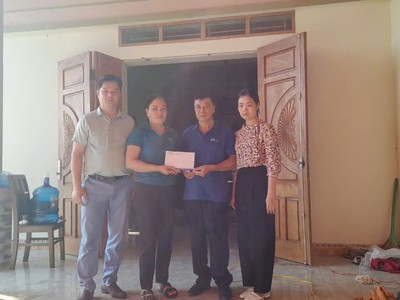 Đại diện bảo hiểm PTI trao tiền tạm ứng bồi thường cho khách hàng