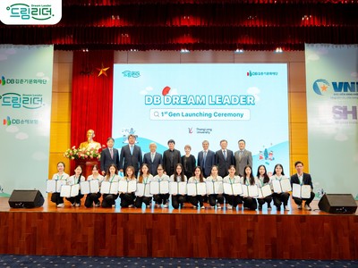 Lãnh đạo tập đoàn DB trao học bổng cho sinh viên ĐH Thăng Long