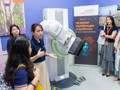 Đại diện Siemens Healthineers giải thích cách thức hoạt động của máy 3D với công nghệ transpara® AI