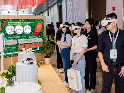 Khách thăm quan được đi thăm trang trại NESCAFÉ Plan cũng như nhà máy Nestlé Trị An qua công nghệ kính thực tế ảo VR 360