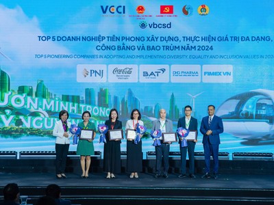 Bà Milly Cheng, Tổng giám đốc Công ty Coca-Cola Việt Nam, đại diện công ty nhận giải Top 2 Doanh nghiệp phát triển bền vững và giải thưởng “Doanh nghiệp tiên phong xây dựng, thực hiện tính công bằng, bình đẳng, bao trùm