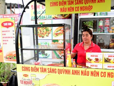 Tham quan mô hình tạo lập sinh kế cho phụ nữ thông qua chương trình hợp tác giữa Nestlé Việt Nam và Hội LHPN Việt Nam (Cùng Maggi Nấu nên cơ nghiệp) tại huyện Mỹ Tú, tỉnh Sóc Trăng