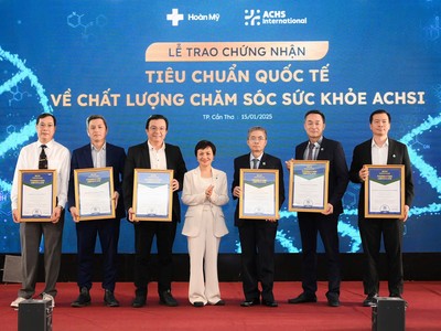 Đại diện từ sáu bệnh viện thuộc Tập đoàn Y khoa Hoàn Mỹ nhận chứng nhận tiêu chuẩn quốc tế về chất lượng chăm sóc sức khỏe ACHSI